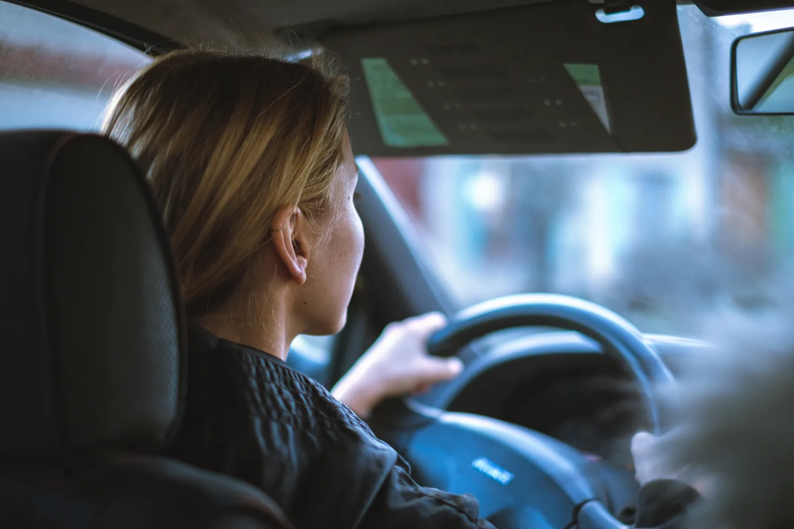 Femme conduisant une voiture