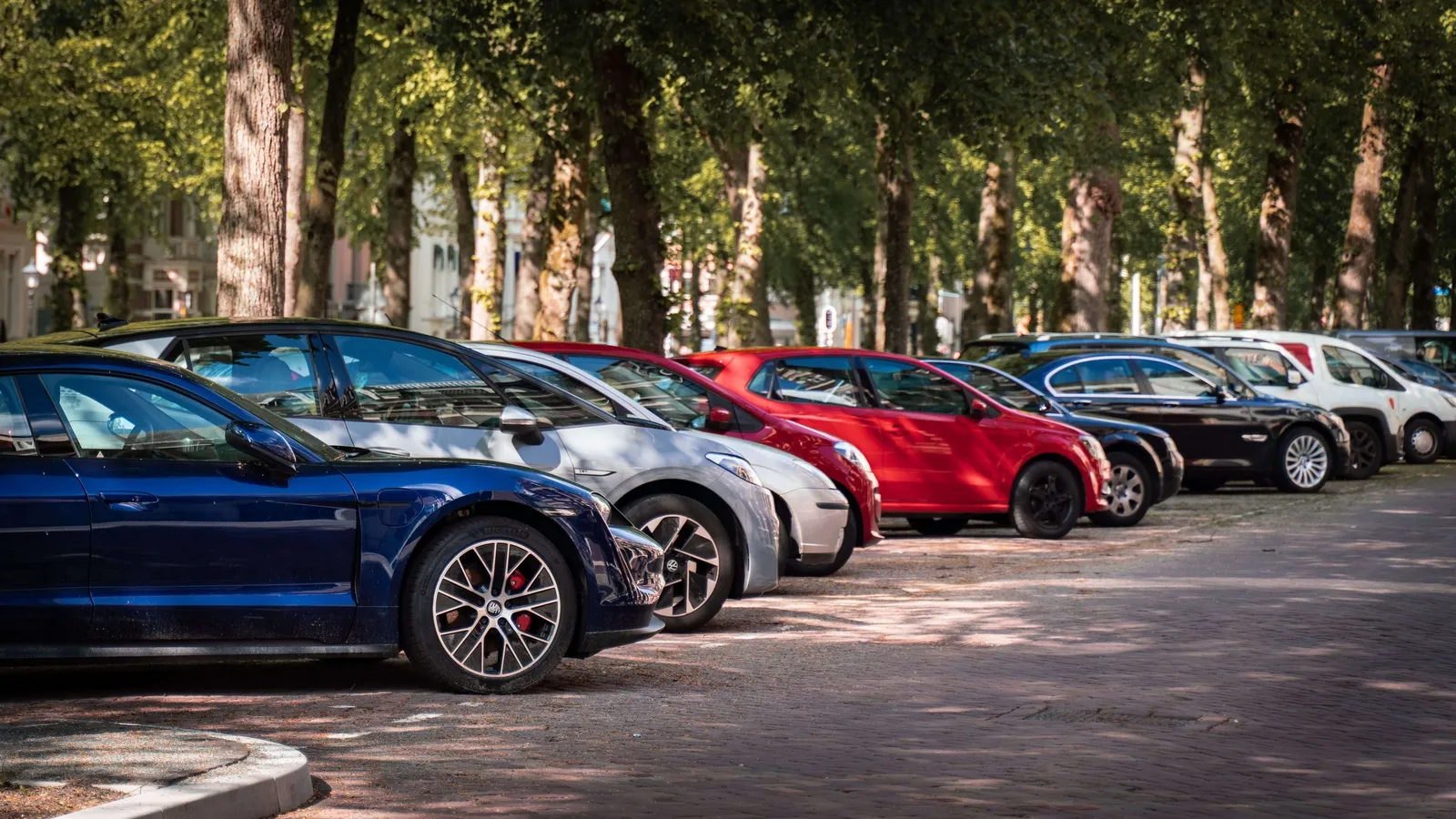 voitures sur parking de la fourriere